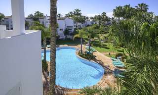 Moderno apartamento totalmente renovado en un complejo frente al mar en venta, Nueva Milla de Oro, entre Marbella y Estepona 12235 