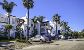 Moderno apartamento totalmente renovado en un complejo frente al mar en venta, Nueva Milla de Oro, entre Marbella y Estepona 12237 