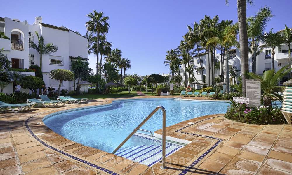 Moderno apartamento totalmente renovado en un complejo frente al mar en venta, Nueva Milla de Oro, entre Marbella y Estepona 12238