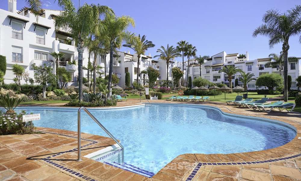 Moderno apartamento totalmente renovado en un complejo frente al mar en venta, Nueva Milla de Oro, entre Marbella y Estepona 12240
