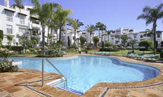 Moderno apartamento totalmente renovado en un complejo frente al mar en venta, Nueva Milla de Oro, entre Marbella y Estepona 12240 