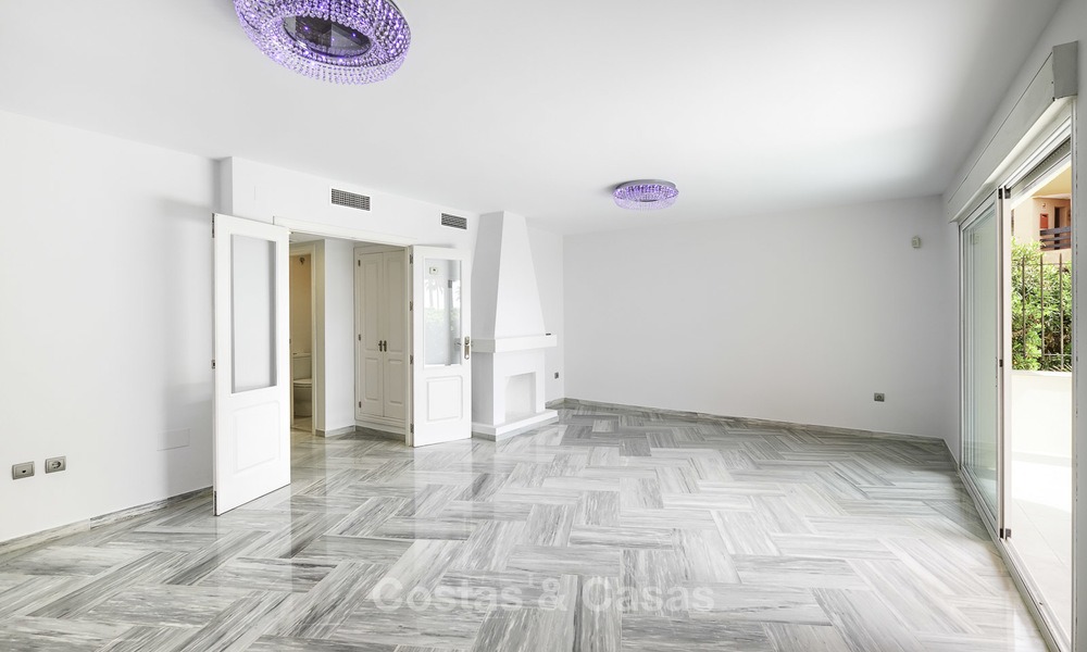 Adosado totalmente reformado en venta en complejo frente al mar, con vistas al mar y acceso directo a la playa, entre Estepona y Marbella 12154