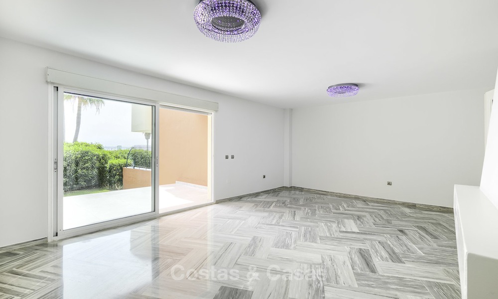 Adosado totalmente reformado en venta en complejo frente al mar, con vistas al mar y acceso directo a la playa, entre Estepona y Marbella 12155