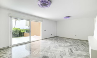 Adosado totalmente reformado en venta en complejo frente al mar, con vistas al mar y acceso directo a la playa, entre Estepona y Marbella 12155 