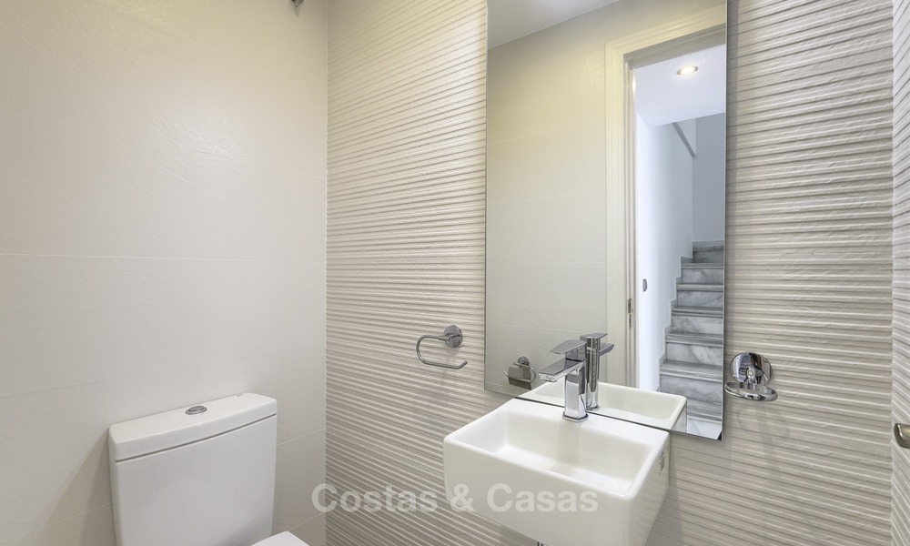 Adosado totalmente reformado en venta en complejo frente al mar, con vistas al mar y acceso directo a la playa, entre Estepona y Marbella 12156