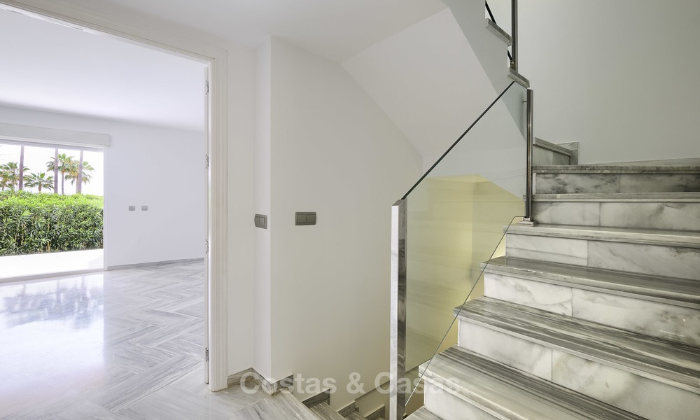 Adosado totalmente reformado en venta en complejo frente al mar, con vistas al mar y acceso directo a la playa, entre Estepona y Marbella 12157