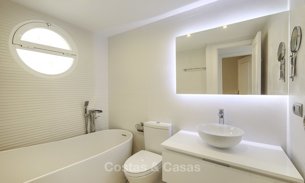 Adosado totalmente reformado en venta en complejo frente al mar, con vistas al mar y acceso directo a la playa, entre Estepona y Marbella 12161