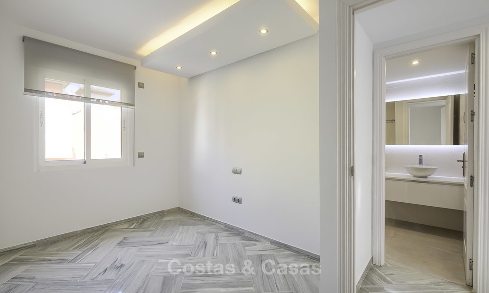 Adosado totalmente reformado en venta en complejo frente al mar, con vistas al mar y acceso directo a la playa, entre Estepona y Marbella 12162