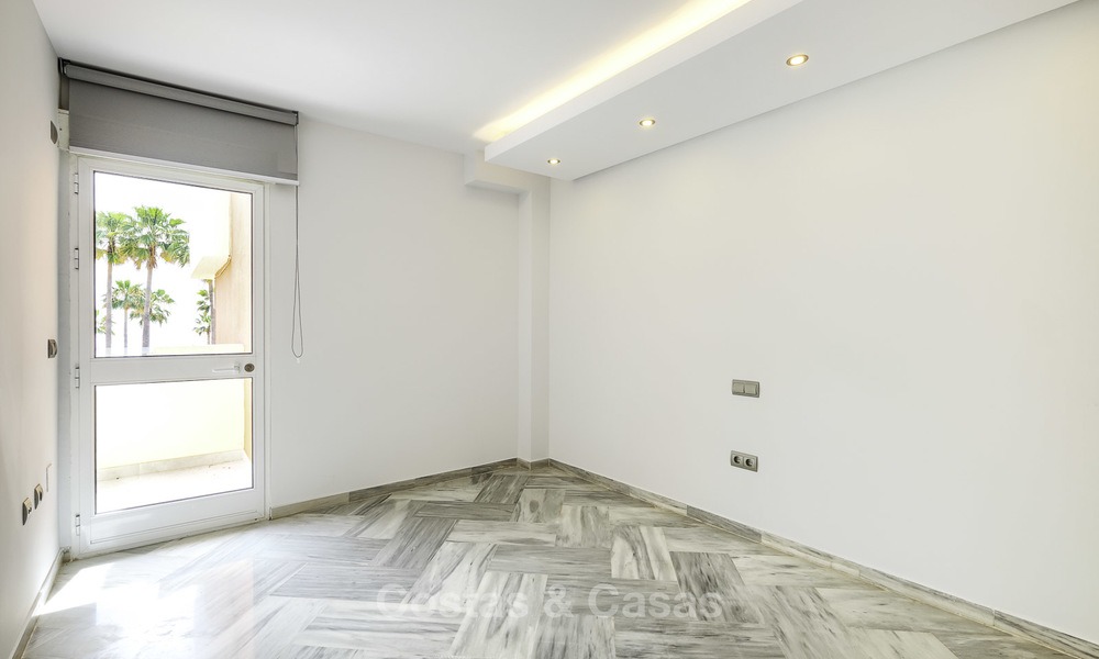 Adosado totalmente reformado en venta en complejo frente al mar, con vistas al mar y acceso directo a la playa, entre Estepona y Marbella 12163