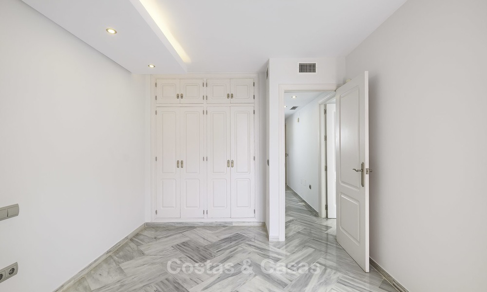 Adosado totalmente reformado en venta en complejo frente al mar, con vistas al mar y acceso directo a la playa, entre Estepona y Marbella 12164