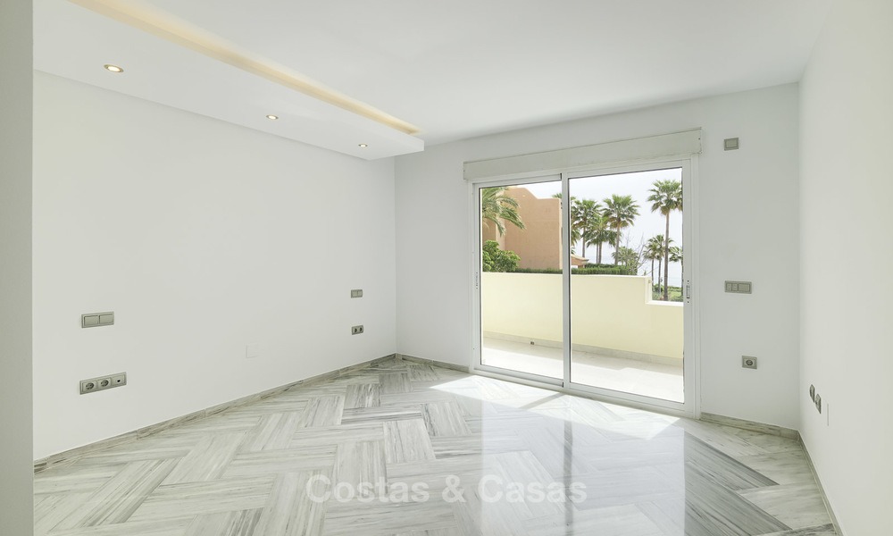 Adosado totalmente reformado en venta en complejo frente al mar, con vistas al mar y acceso directo a la playa, entre Estepona y Marbella 12165
