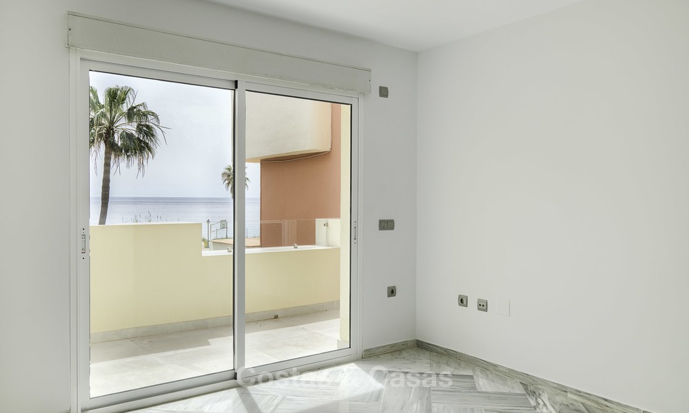 Adosado totalmente reformado en venta en complejo frente al mar, con vistas al mar y acceso directo a la playa, entre Estepona y Marbella 12166