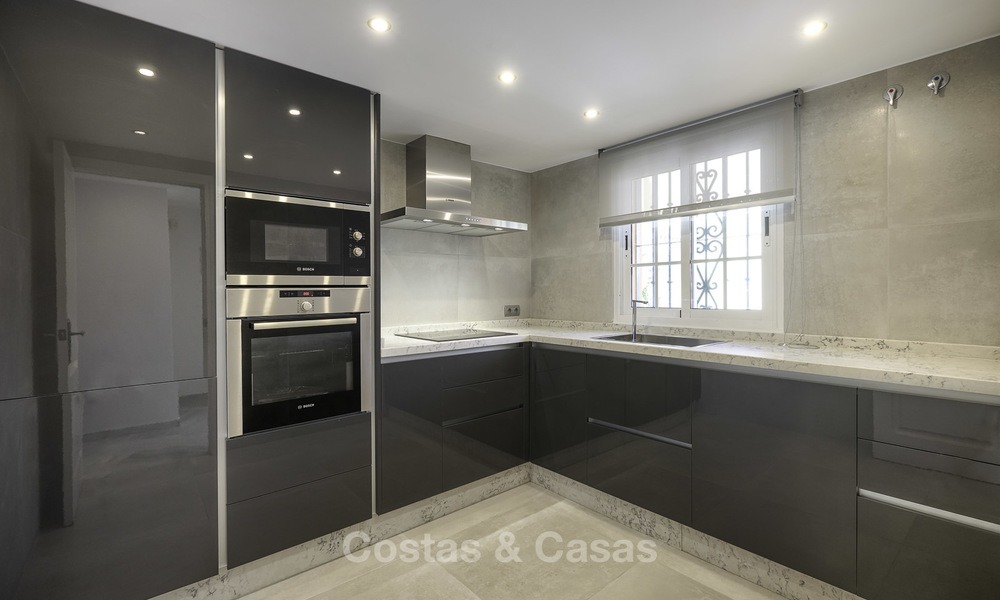 Adosado totalmente reformado en venta en complejo frente al mar, con vistas al mar y acceso directo a la playa, entre Estepona y Marbella 12168