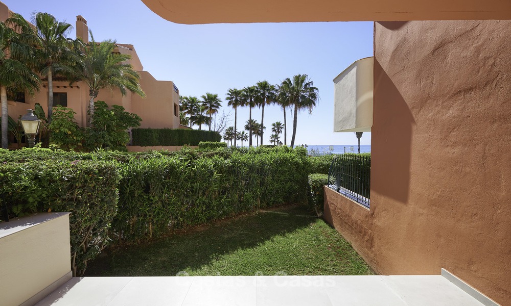 Adosado totalmente reformado en venta en complejo frente al mar, con vistas al mar y acceso directo a la playa, entre Estepona y Marbella 12169
