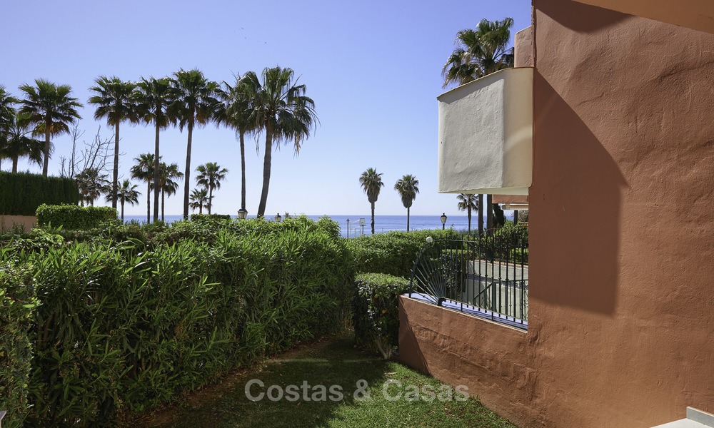 Adosado totalmente reformado en venta en complejo frente al mar, con vistas al mar y acceso directo a la playa, entre Estepona y Marbella 12170