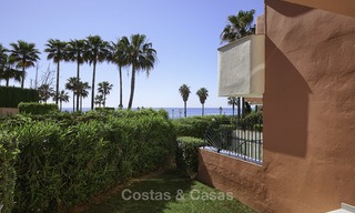 Adosado totalmente reformado en venta en complejo frente al mar, con vistas al mar y acceso directo a la playa, entre Estepona y Marbella 12170 