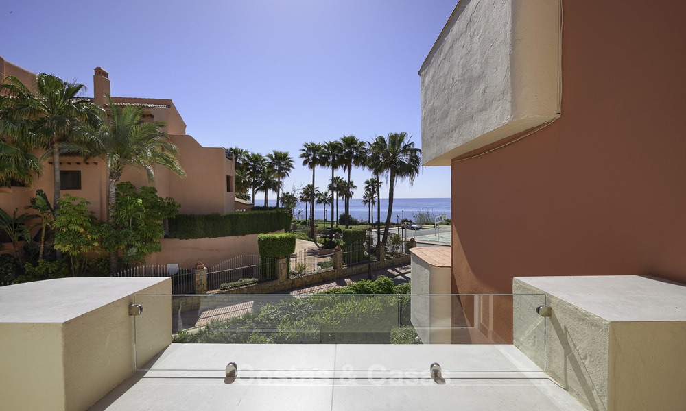Adosado totalmente reformado en venta en complejo frente al mar, con vistas al mar y acceso directo a la playa, entre Estepona y Marbella 12172
