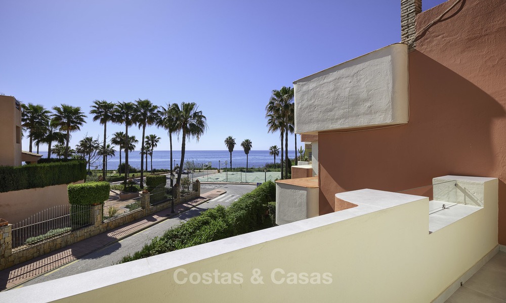 Adosado totalmente reformado en venta en complejo frente al mar, con vistas al mar y acceso directo a la playa, entre Estepona y Marbella 12173