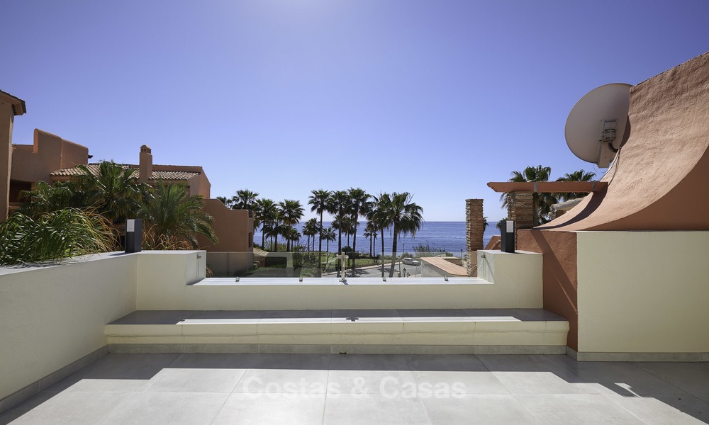 Adosado totalmente reformado en venta en complejo frente al mar, con vistas al mar y acceso directo a la playa, entre Estepona y Marbella 12174