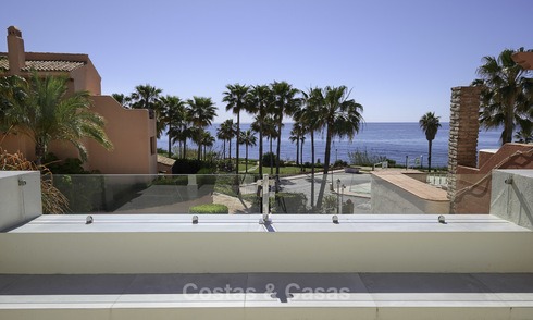 Adosado totalmente reformado en venta en complejo frente al mar, con vistas al mar y acceso directo a la playa, entre Estepona y Marbella 12177