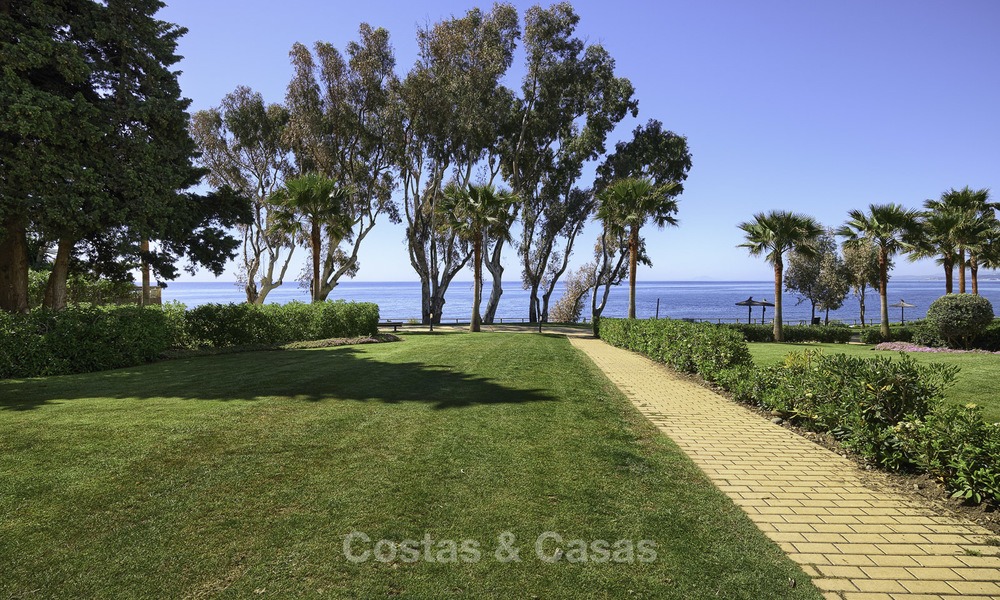 Adosado totalmente reformado en venta en complejo frente al mar, con vistas al mar y acceso directo a la playa, entre Estepona y Marbella 12179