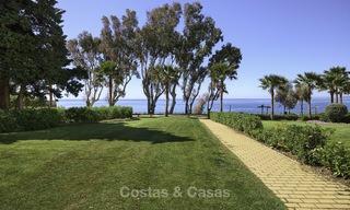 Adosado totalmente reformado en venta en complejo frente al mar, con vistas al mar y acceso directo a la playa, entre Estepona y Marbella 12179 