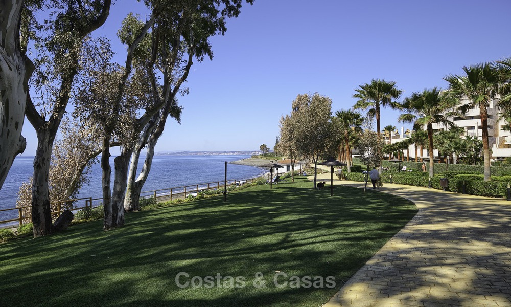 Adosado totalmente reformado en venta en complejo frente al mar, con vistas al mar y acceso directo a la playa, entre Estepona y Marbella 12180