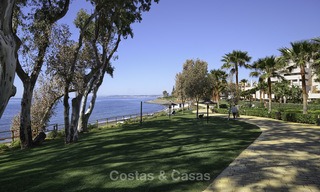 Adosado totalmente reformado en venta en complejo frente al mar, con vistas al mar y acceso directo a la playa, entre Estepona y Marbella 12180 
