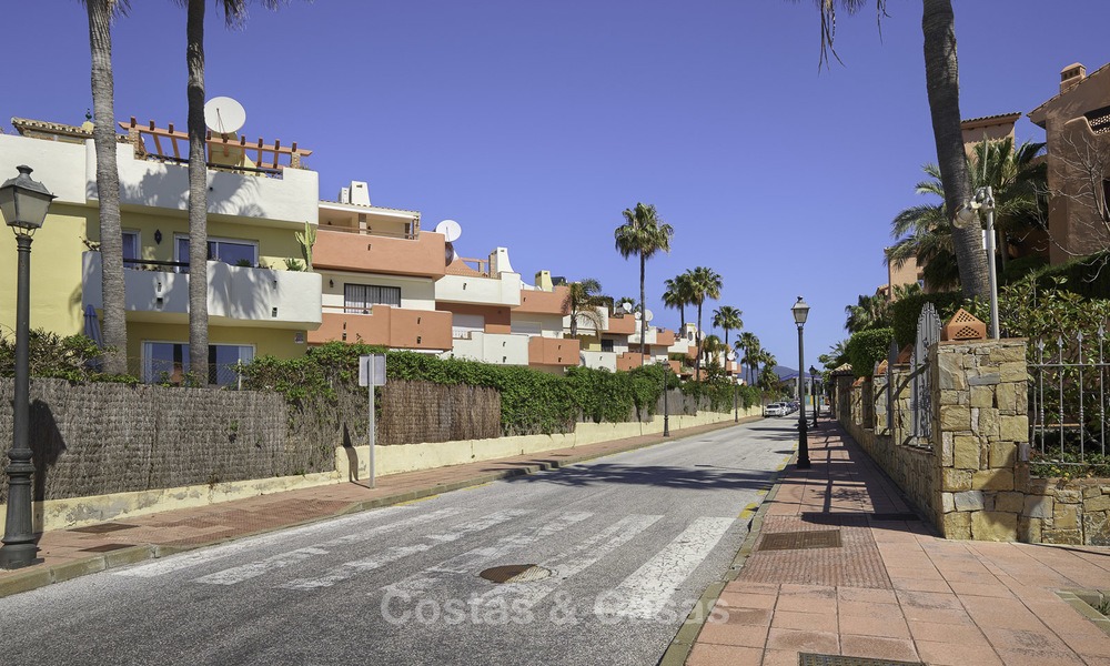 Adosado totalmente reformado en venta en complejo frente al mar, con vistas al mar y acceso directo a la playa, entre Estepona y Marbella 12181
