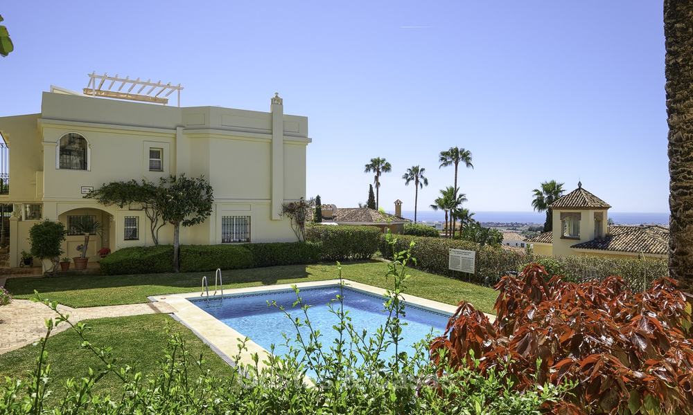 Encantadora casa adosada totalmente reformada con vistas al mar y a la montaña en venta, en un prestigioso complejo de golf en Benahavis - Marbella 12206