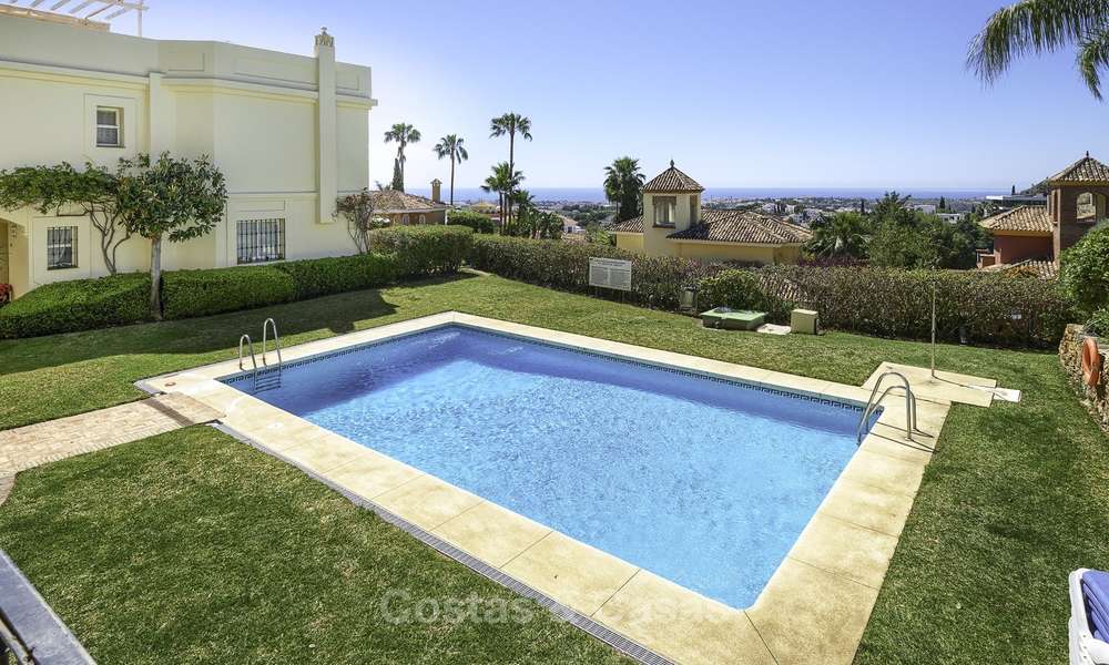 Encantadora casa adosada totalmente reformada con vistas al mar y a la montaña en venta, en un prestigioso complejo de golf en Benahavis - Marbella 12207