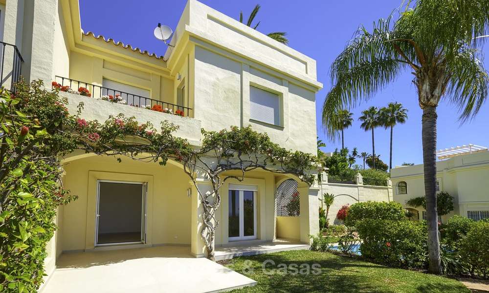 Encantadora casa adosada totalmente reformada con vistas al mar y a la montaña en venta, en un prestigioso complejo de golf en Benahavis - Marbella 12210