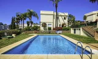 Encantadora casa adosada totalmente reformada con vistas al mar y a la montaña en venta, en un prestigioso complejo de golf en Benahavis - Marbella 12213 