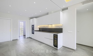 Apartamento totalmente rediseñado y renovado en primera línea de playa en venta, entre Estepona y Marbella 12477 
