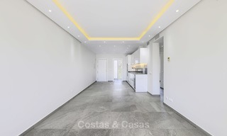 Apartamento totalmente rediseñado y renovado en primera línea de playa en venta, entre Estepona y Marbella 12479 
