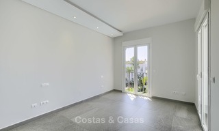 Apartamento totalmente rediseñado y renovado en primera línea de playa en venta, entre Estepona y Marbella 12482 
