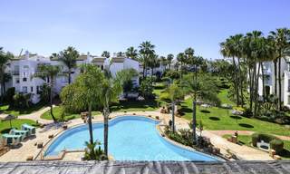 Apartamento totalmente rediseñado y renovado en primera línea de playa en venta, entre Estepona y Marbella 12484 