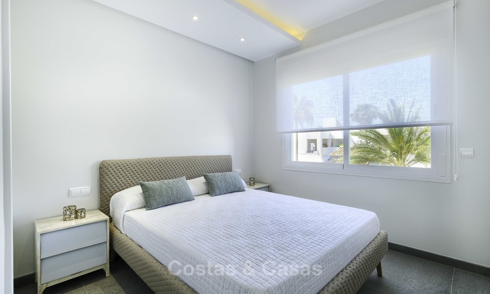 Ático dúplex de 3 dormitorios totalmente renovado en venta en un complejo frente al mar, entre Marbella y Estepona 12487