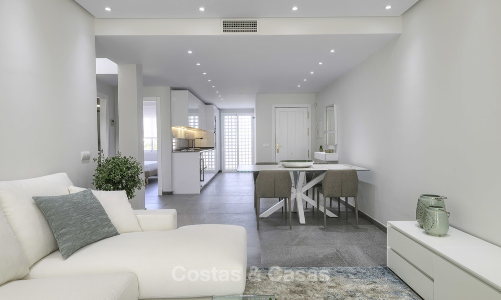 Ático dúplex de 3 dormitorios totalmente renovado en venta en un complejo frente al mar, entre Marbella y Estepona 12495