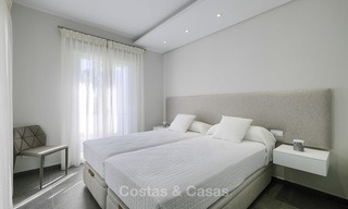 Ático dúplex de 3 dormitorios totalmente renovado en venta en un complejo frente al mar, entre Marbella y Estepona 12498 