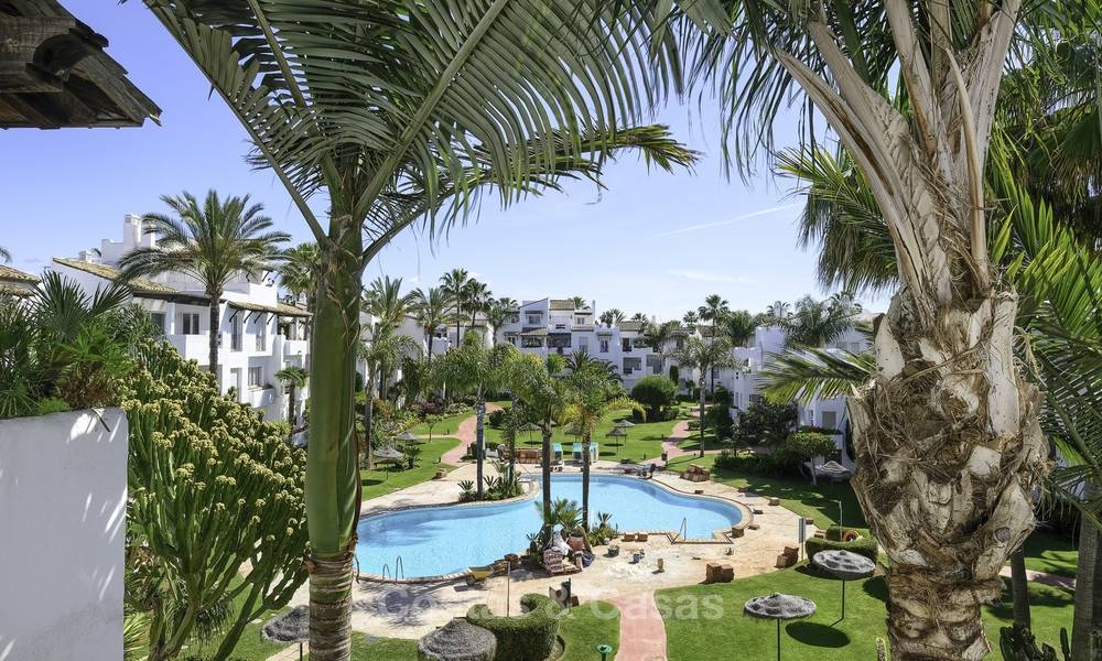 Ático dúplex de 3 dormitorios totalmente renovado en venta en un complejo frente al mar, entre Marbella y Estepona 12500