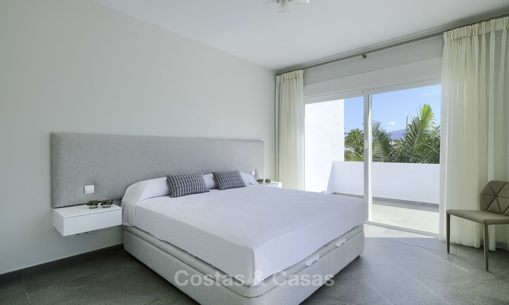 Ático dúplex de 3 dormitorios totalmente renovado en venta en un complejo frente al mar, entre Marbella y Estepona 12501