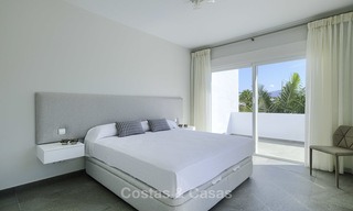 Ático dúplex de 3 dormitorios totalmente renovado en venta en un complejo frente al mar, entre Marbella y Estepona 12501 