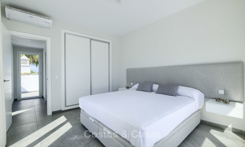 Ático dúplex de 3 dormitorios totalmente renovado en venta en un complejo frente al mar, entre Marbella y Estepona 12502