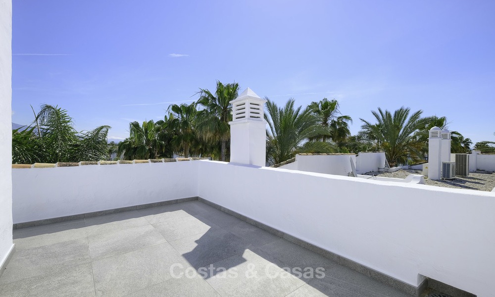 Ático dúplex de 3 dormitorios totalmente renovado en venta en un complejo frente al mar, entre Marbella y Estepona 12503