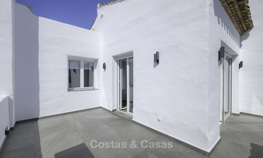 Ático dúplex de 3 dormitorios totalmente renovado en venta en un complejo frente al mar, entre Marbella y Estepona 12505