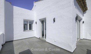 Ático dúplex de 3 dormitorios totalmente renovado en venta en un complejo frente al mar, entre Marbella y Estepona 12505 