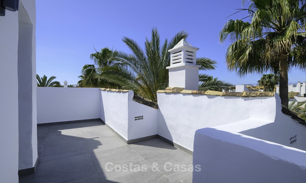 Ático dúplex de 3 dormitorios totalmente renovado en venta en un complejo frente al mar, entre Marbella y Estepona 12508