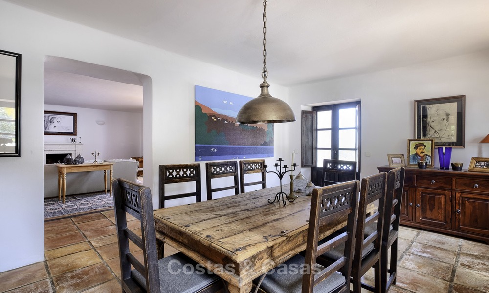 Encantadora villa de estilo tradicional con vistas al mar y a la montaña en venta en El Madroñal – Benahavis – Marbella 12590