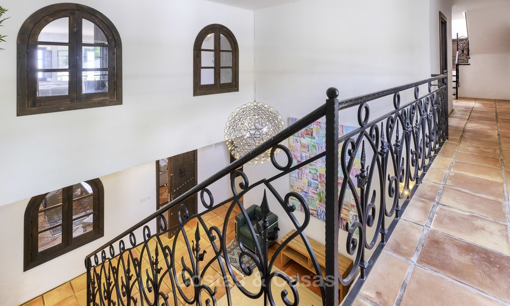 Encantadora villa de estilo tradicional con vistas al mar y a la montaña en venta en El Madroñal – Benahavis – Marbella 12604